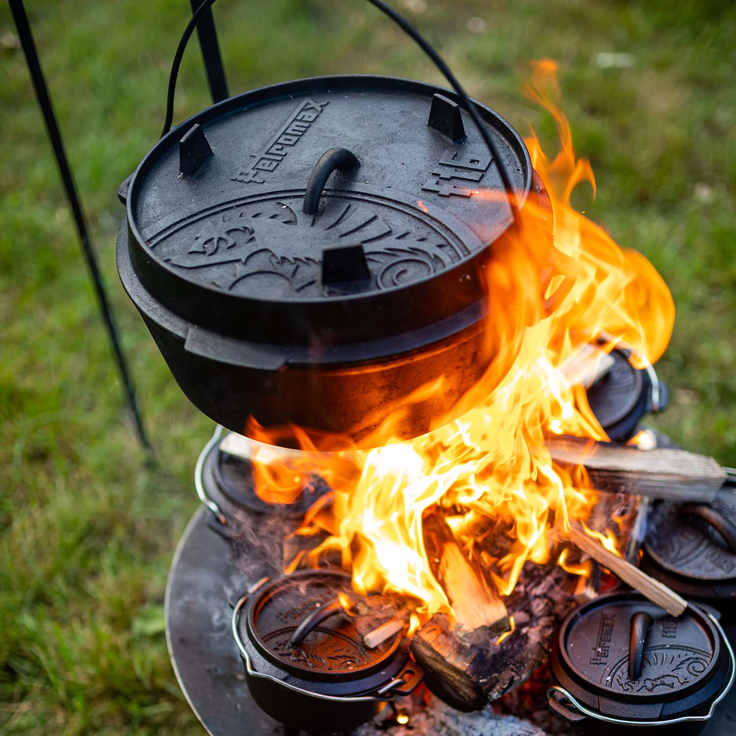Dutch Oven der hænger over store flammer
