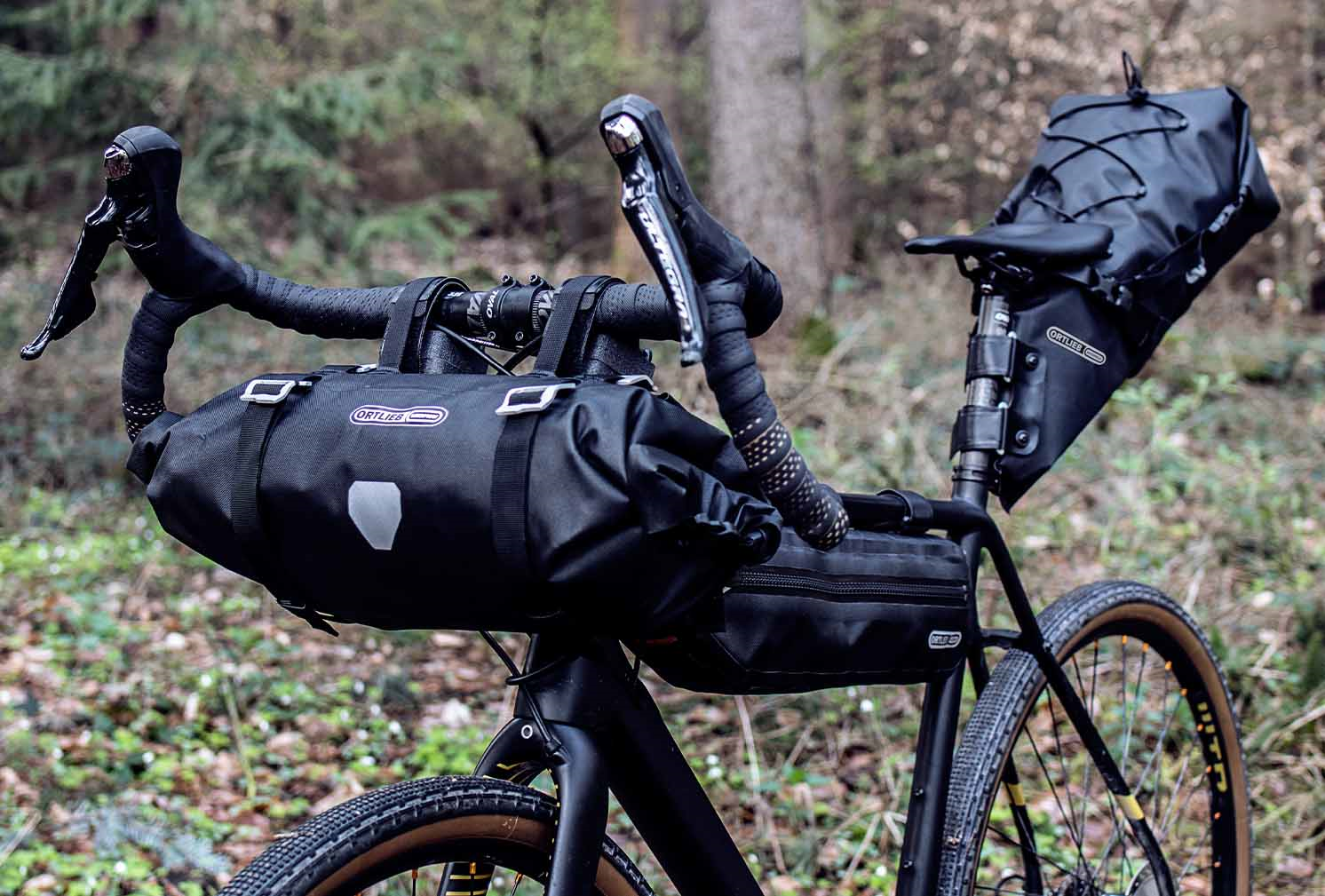 Cykel med oppakning ude i naturen