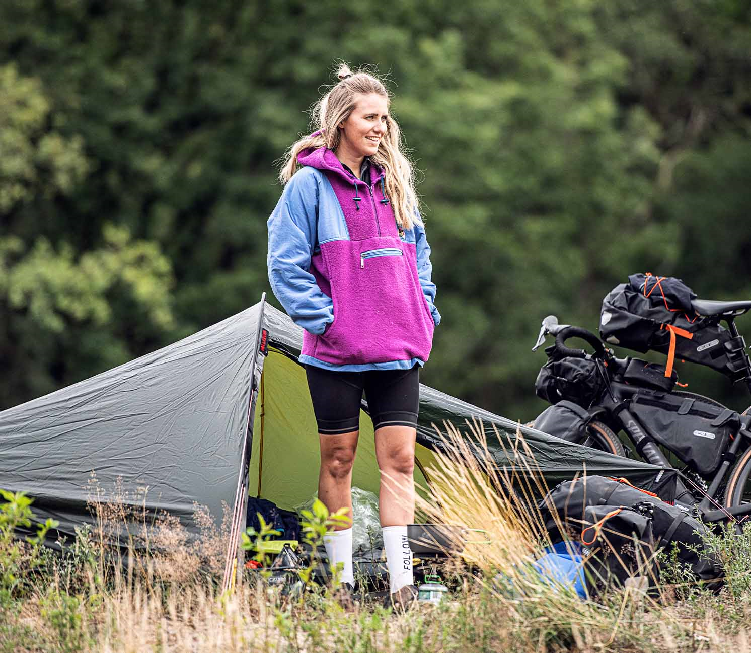 Kvinde der har pakket sit grej ud fra hende bikepackingtur
