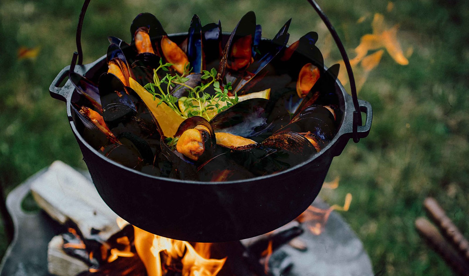 Muslinger i en støbejernsgryde.