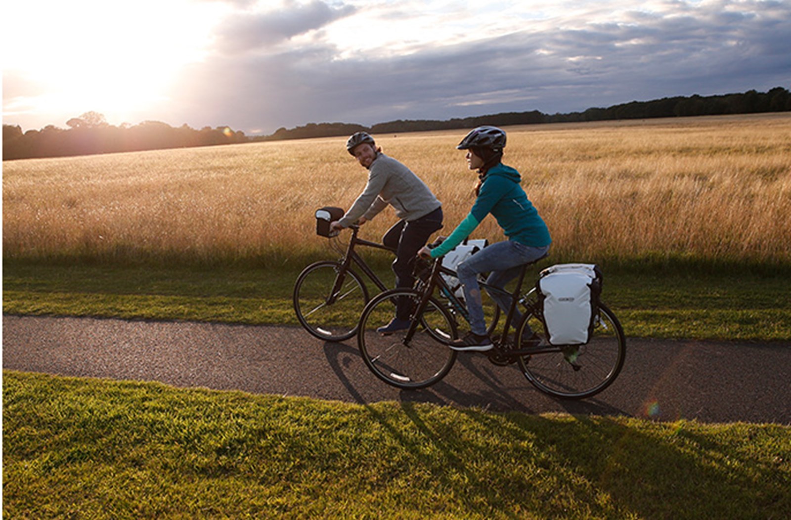 To cyklister på tur i Danmark.