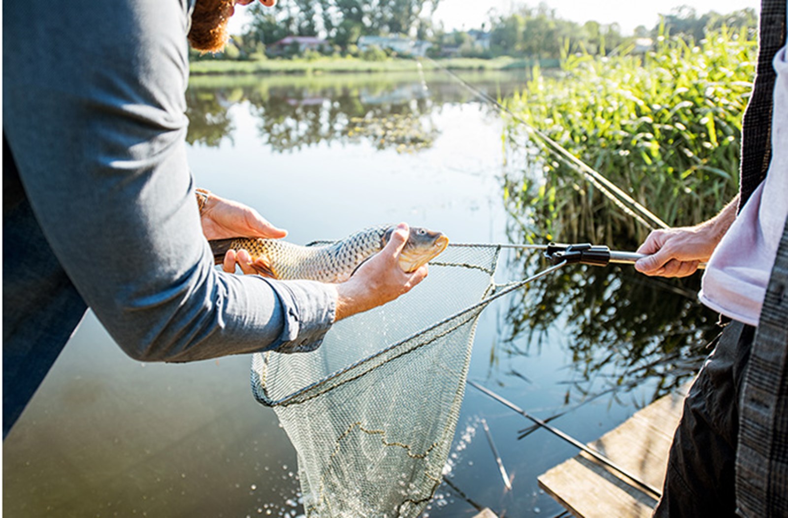 En fisker har fanget en fisk.