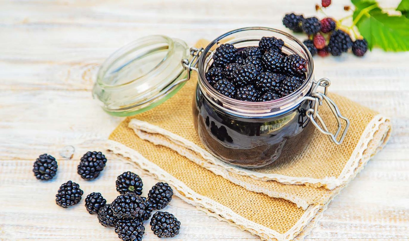 Et glas brombær marmelade.