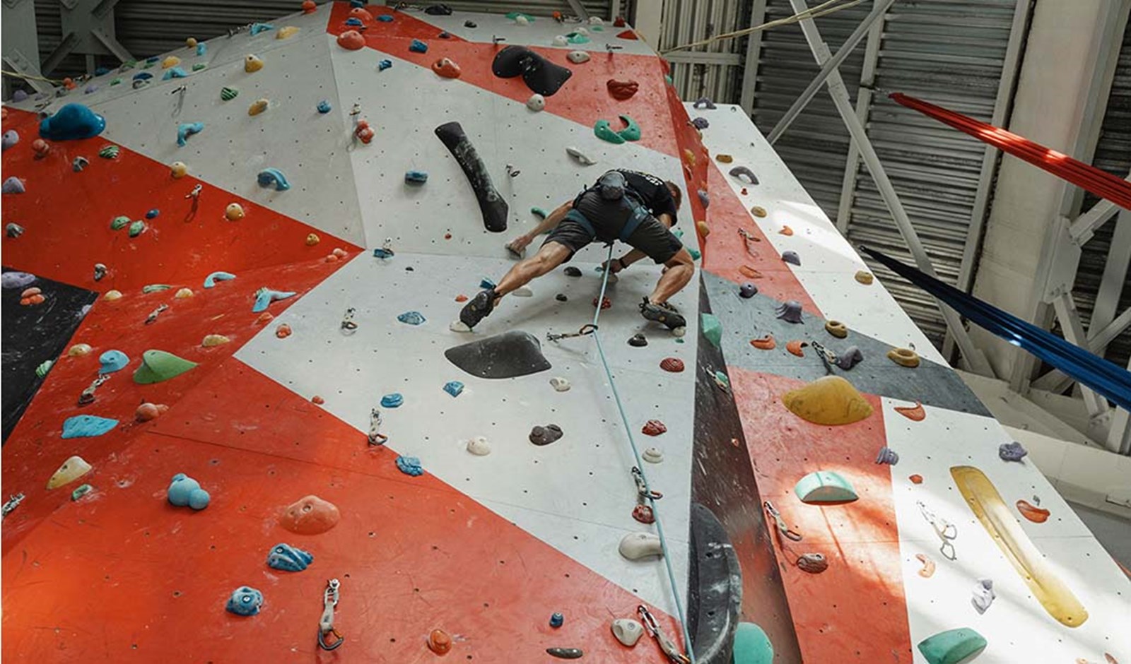 En der klatrer på en klatrevæg. Se vores klatregrej her.