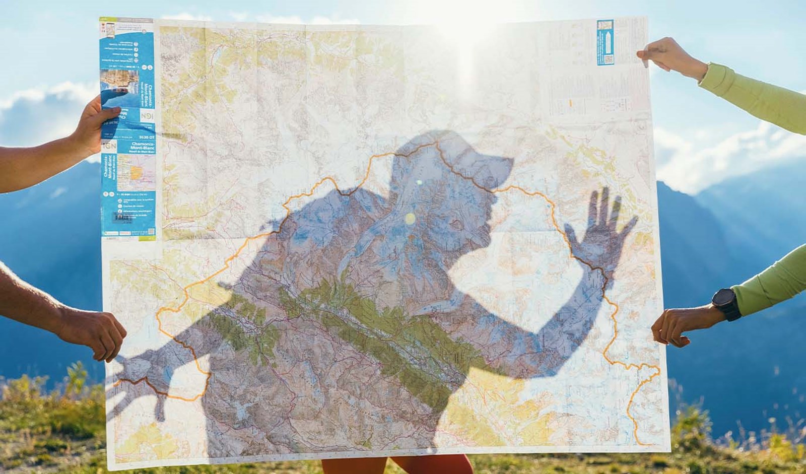 En person gemmer sig bag et stort kort.