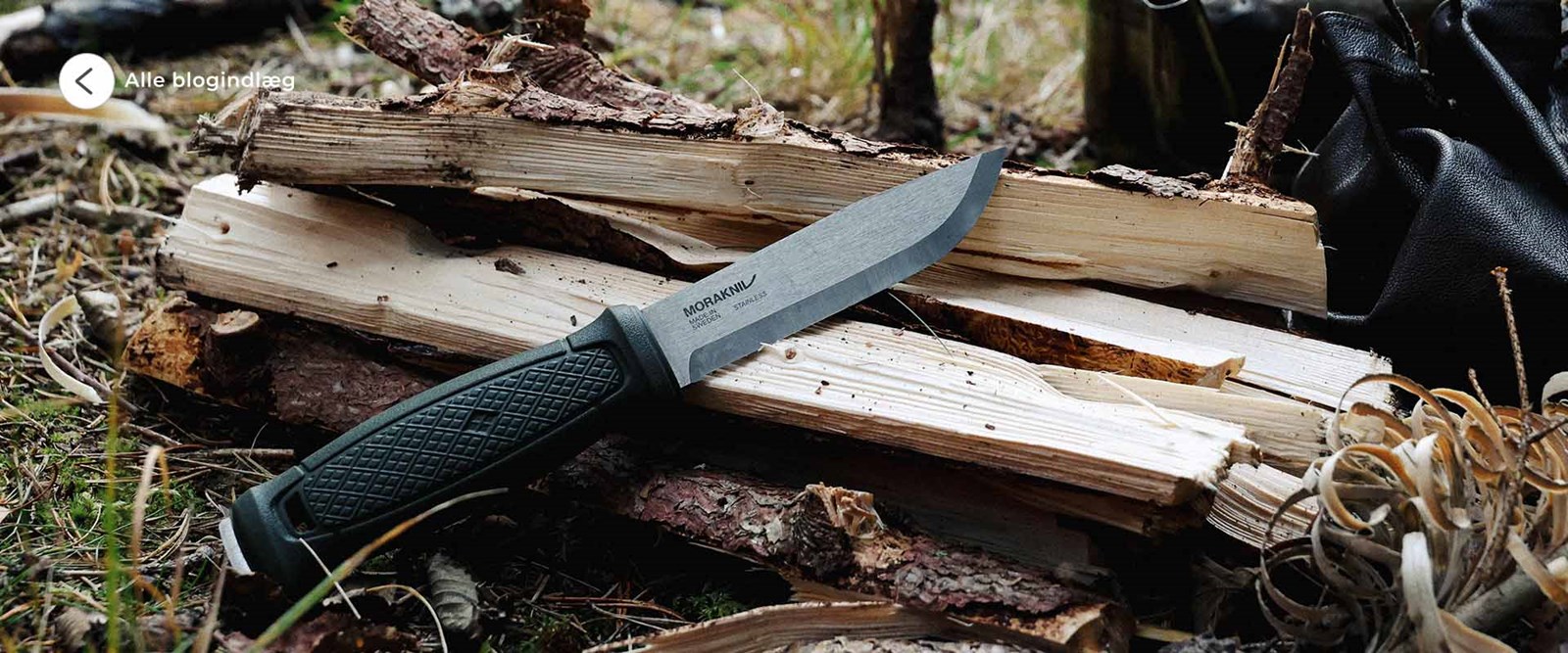 Morakniv ved en bunke brænde.