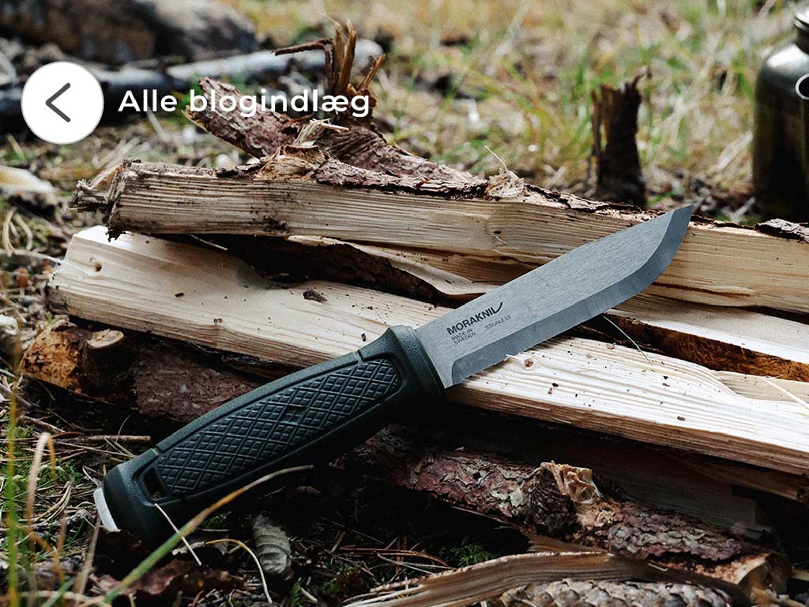 Morakniv ved en bunke brænde.