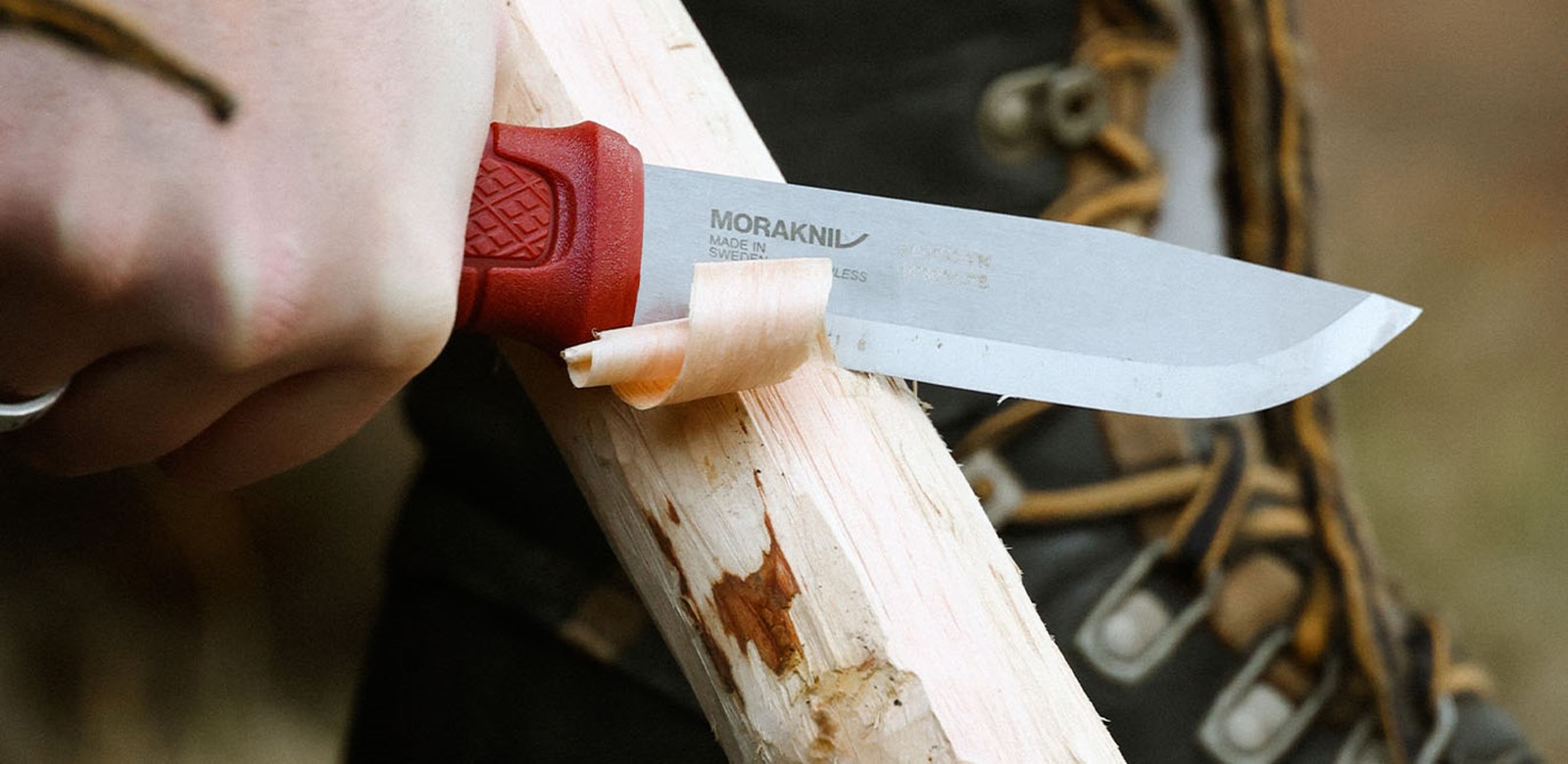Morakniv der bruges til at snitte i træ.