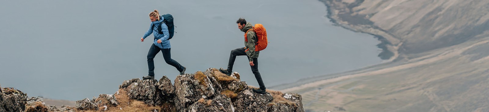 To mennesker der vandrer i skaljakker.