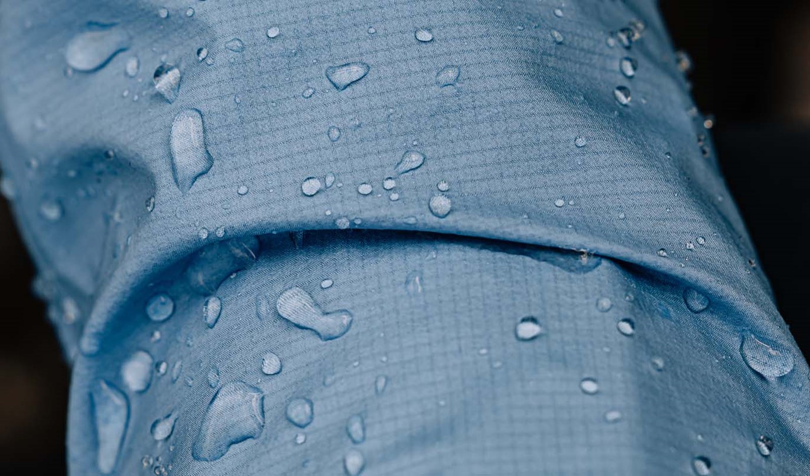 Regndråber på en vandtæt skaljakke.