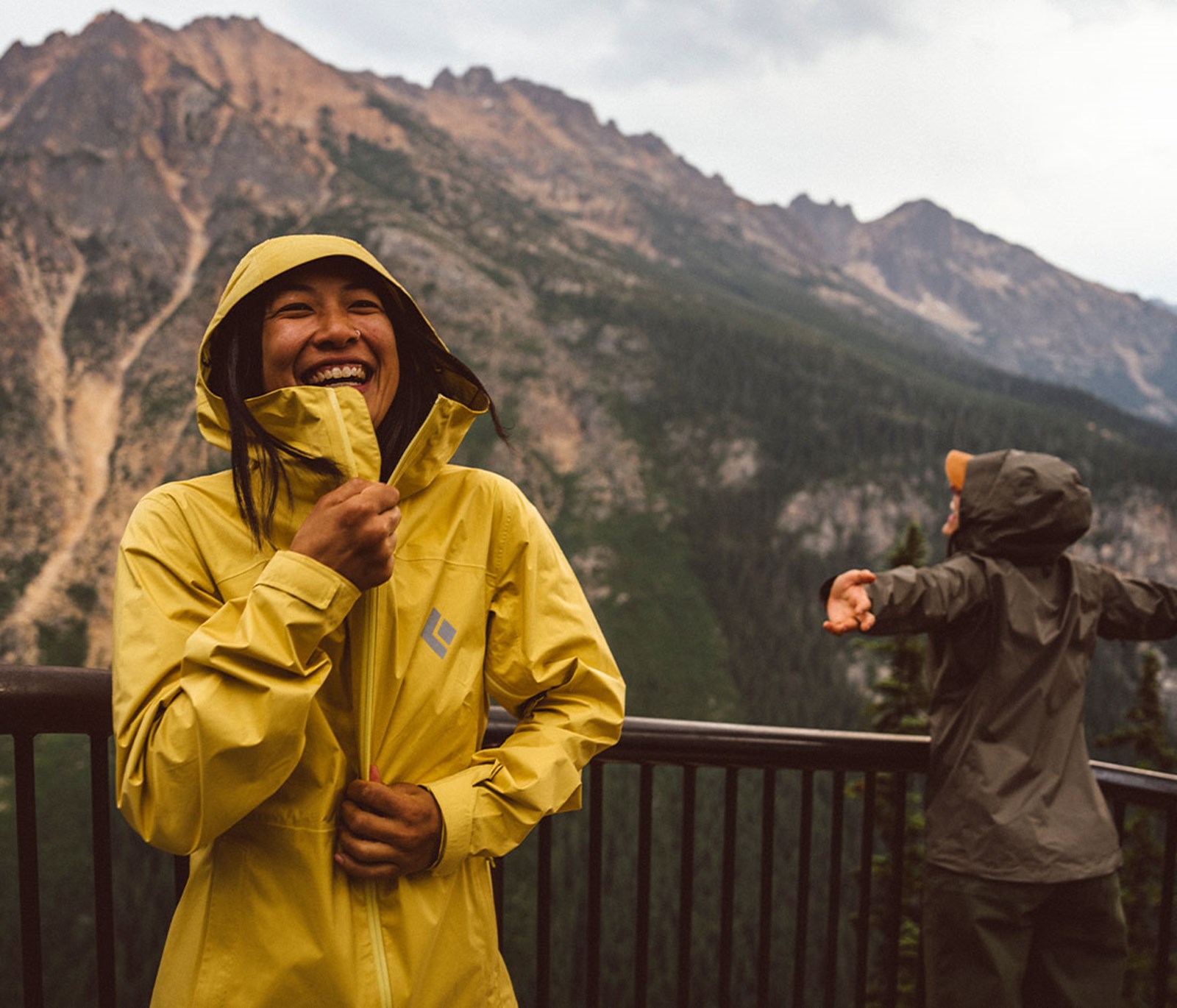 En kvinde i en Black Diamond skaljakke.