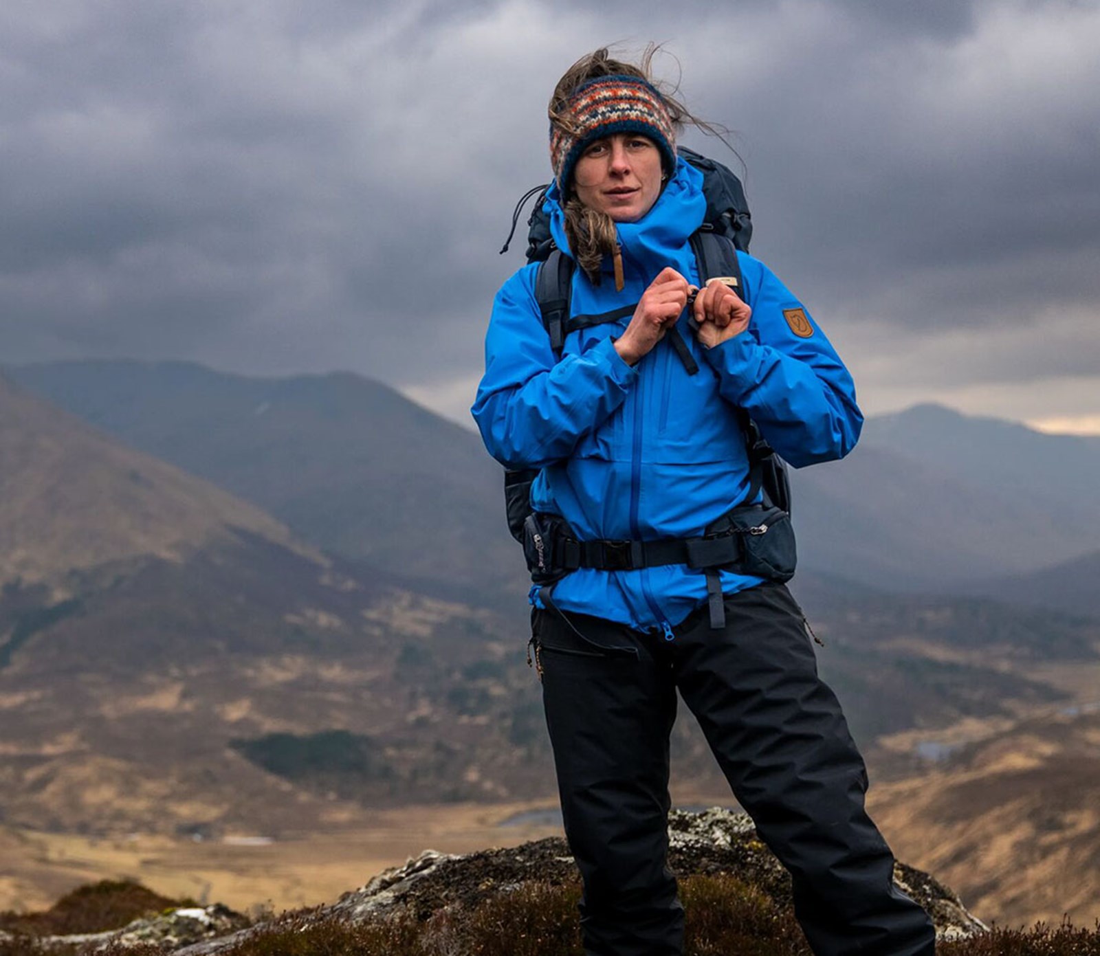 en kvinde i den nye Ked GTX fra Fjällräven.