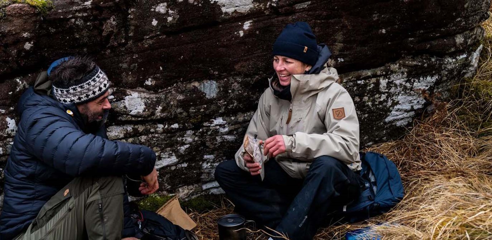 To mennesker der sidder i de nye Fjällräven GTX jakker.