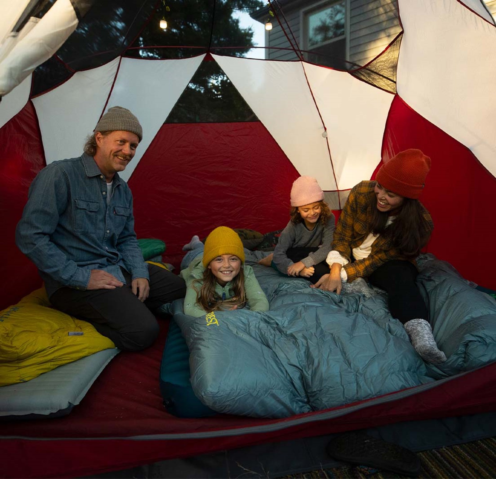 Familie på telttur.