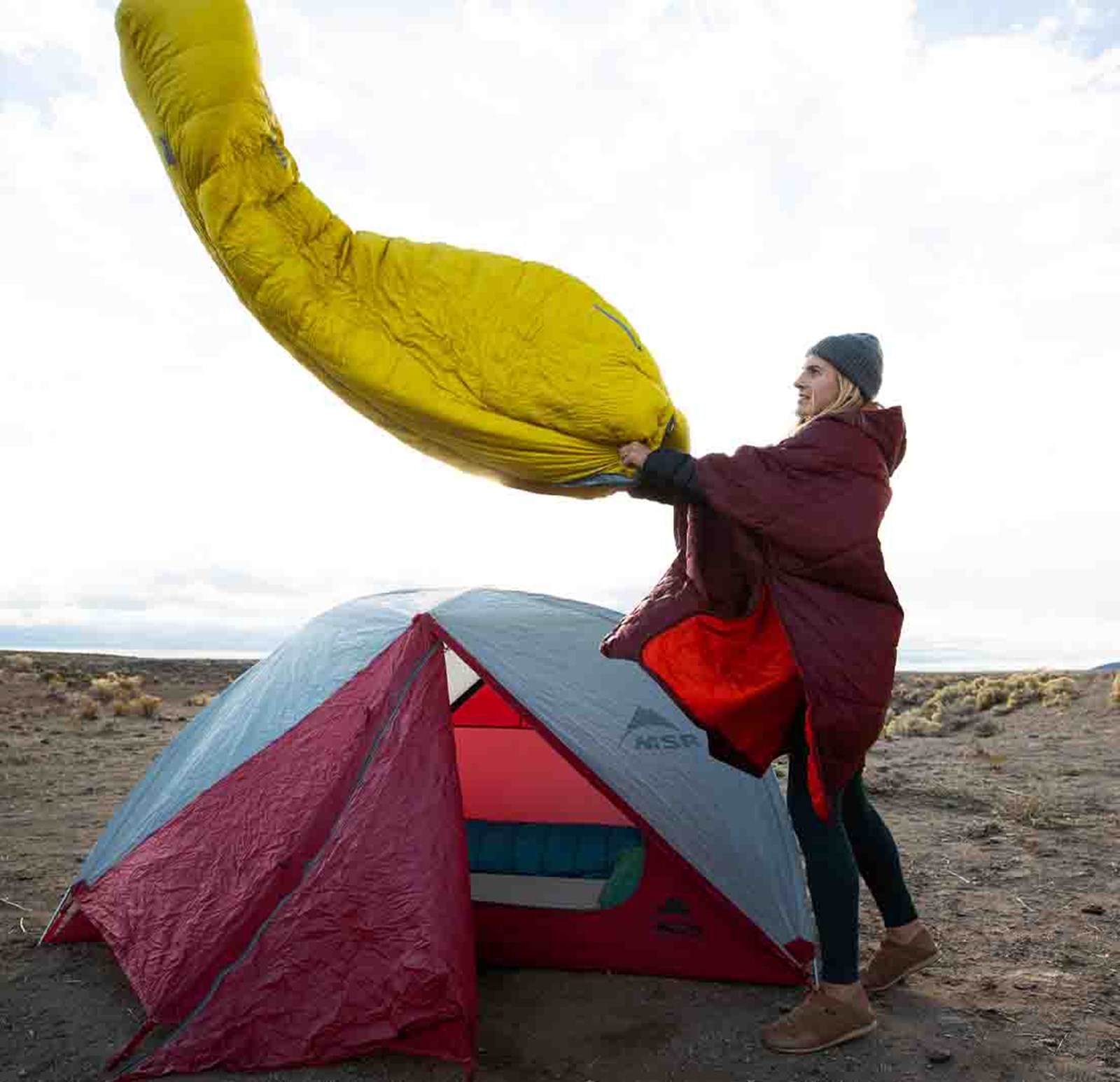 Kvinde der lufter sin sovepose på tur.