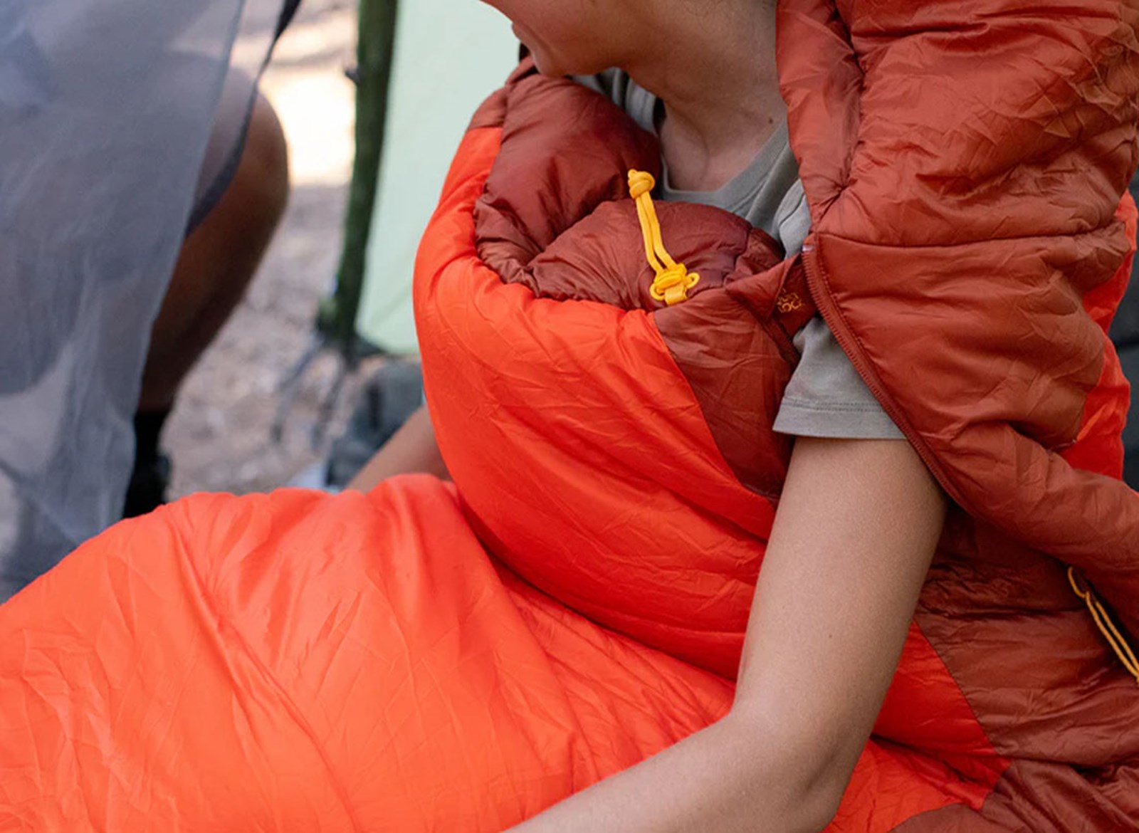 Person iført en sovepose med armudtagninger.
