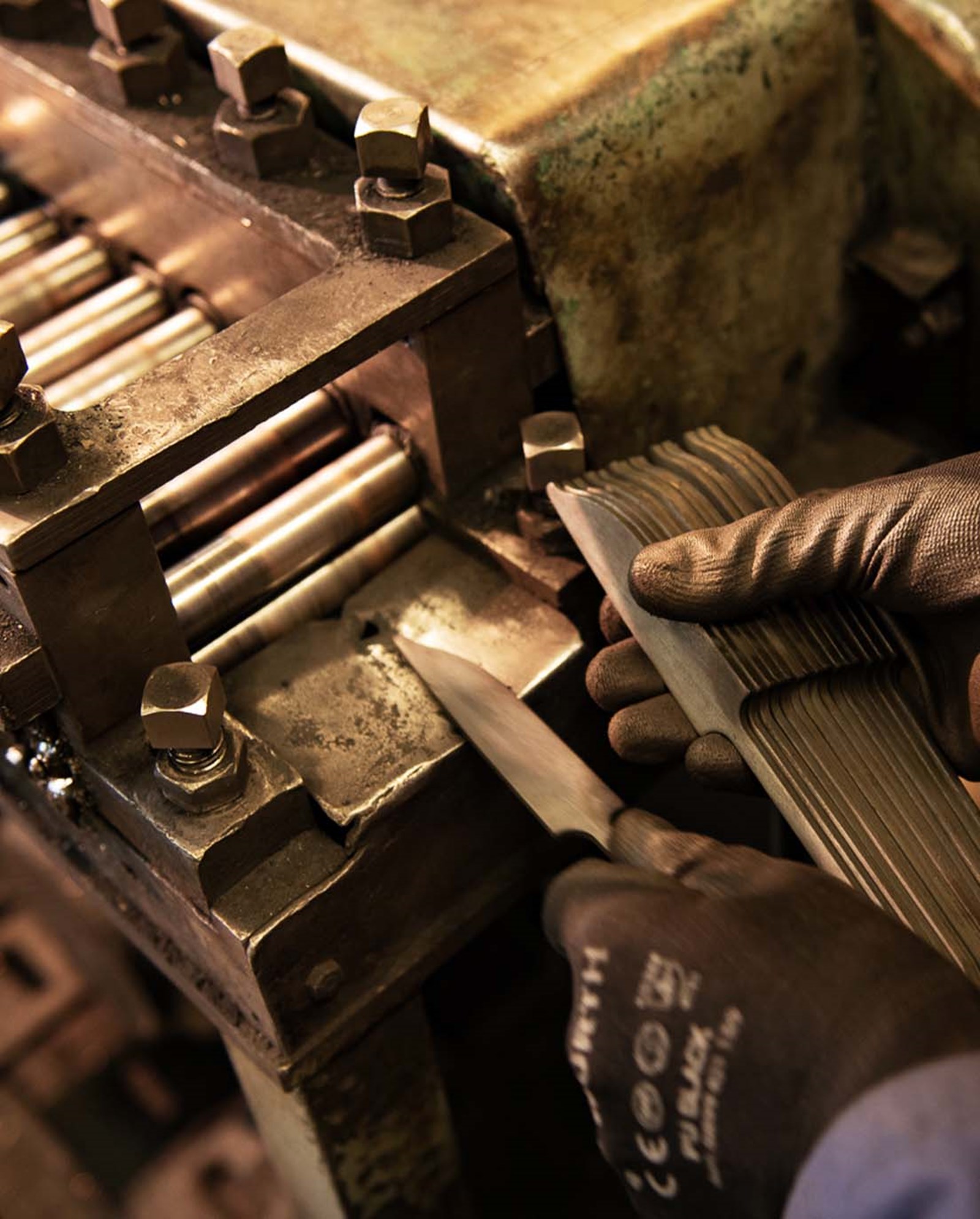 Helle knivstål slibes.