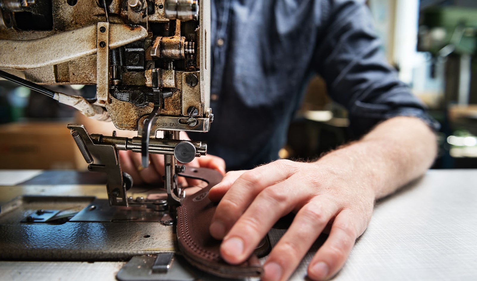 Skeden syes i europæisk kernelæder.