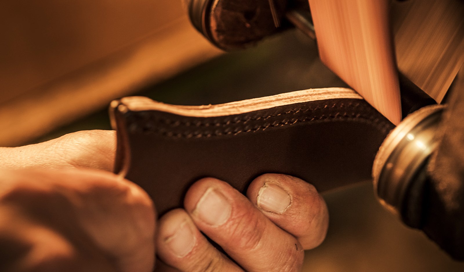 Skeden bliver justeret til hver kniv.