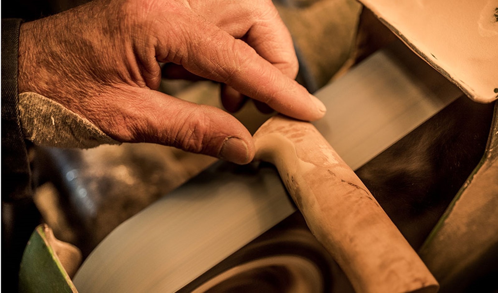 Træskæftet bliver slæbet.