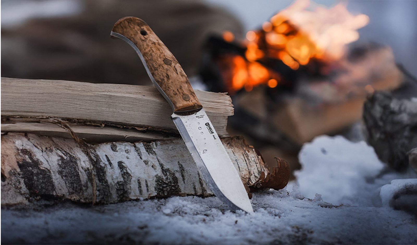 En Hellekniv foran et bål.
