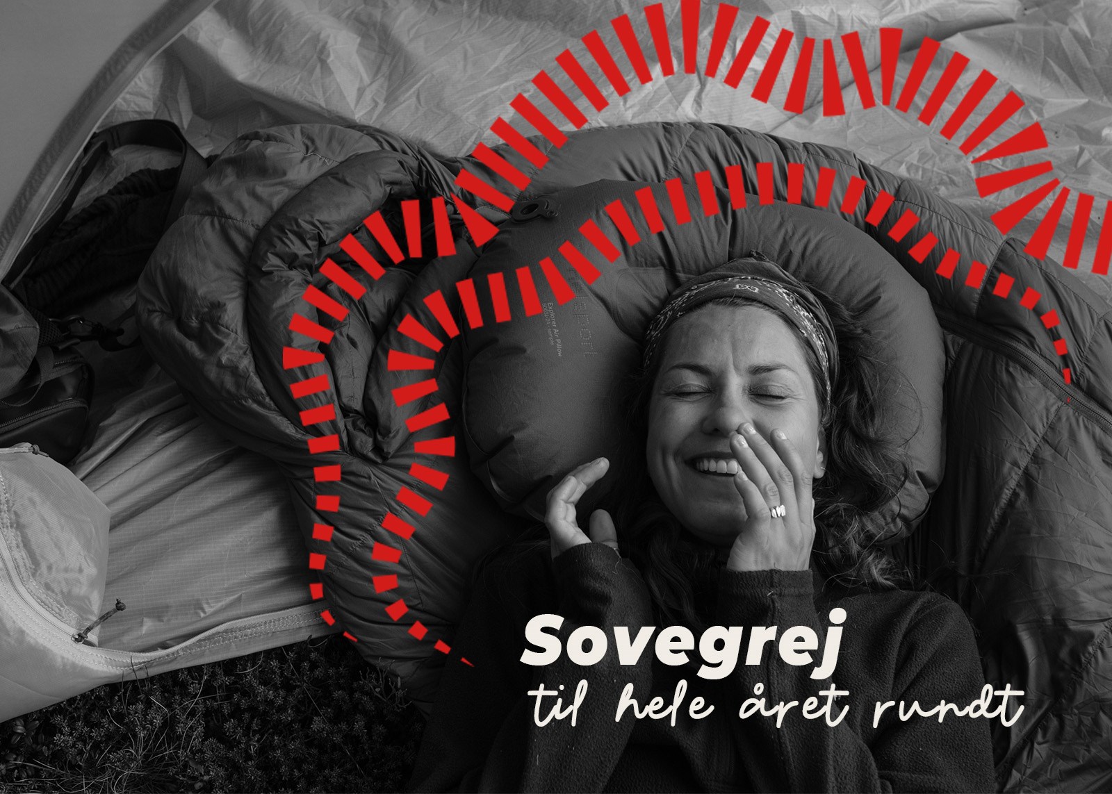 Kvinde der ligger inde i sit telt med hendes sovegrej