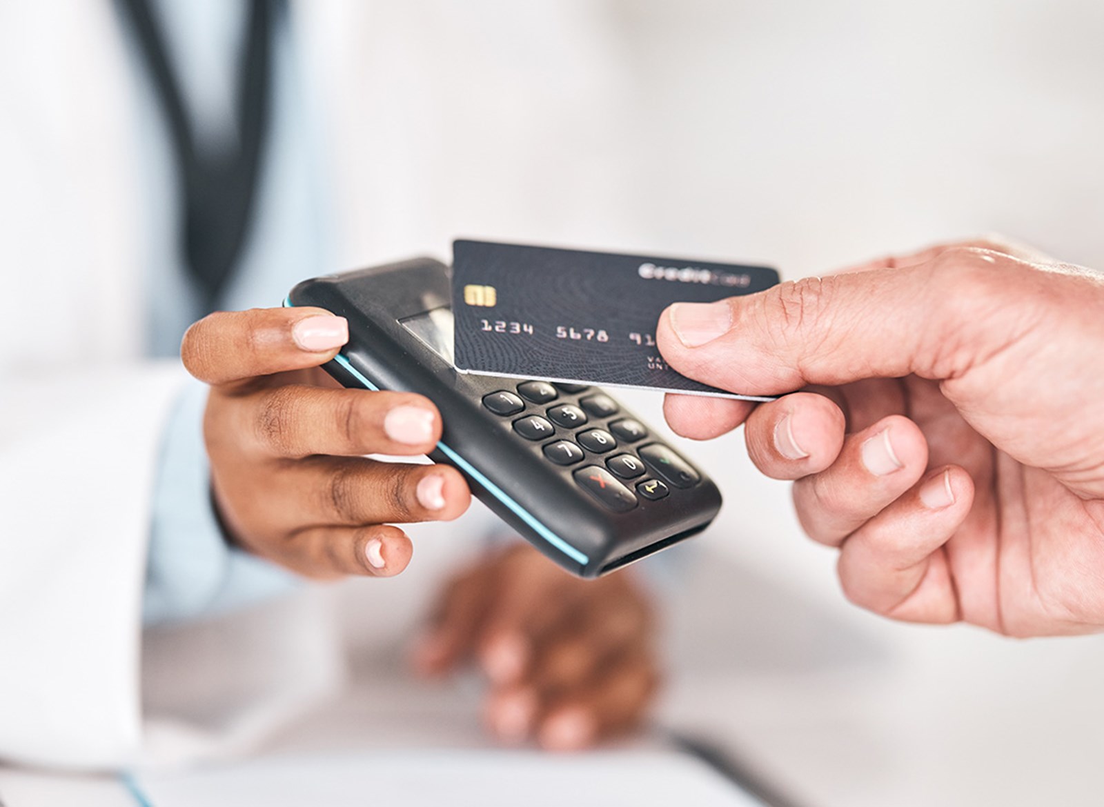 En der betaler med kort.