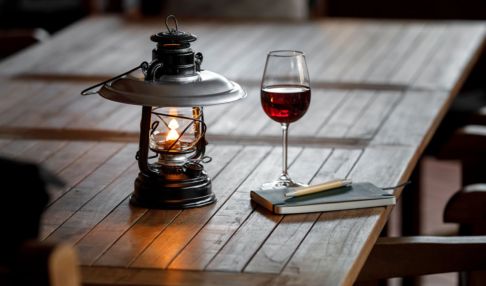 En tændt lanterne fra feuerhand på et bord.