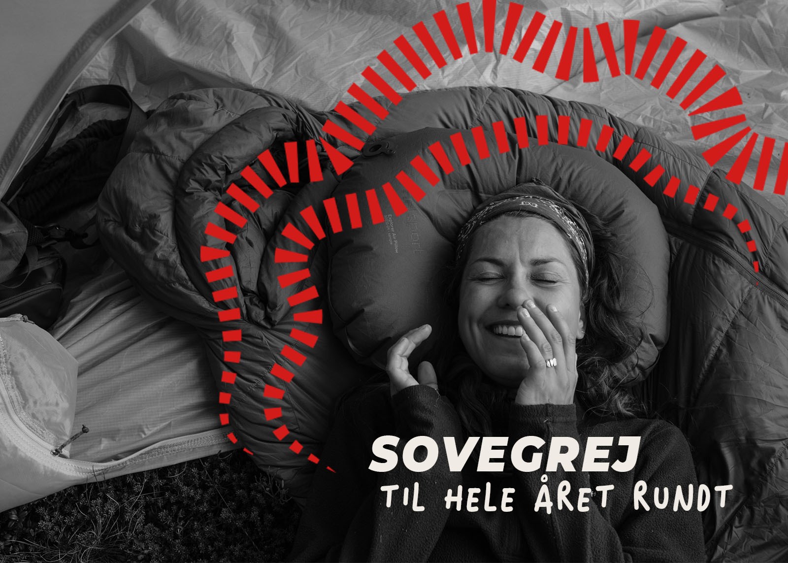 Kvinde der ligger inde i sit telt med hendes sovegrej