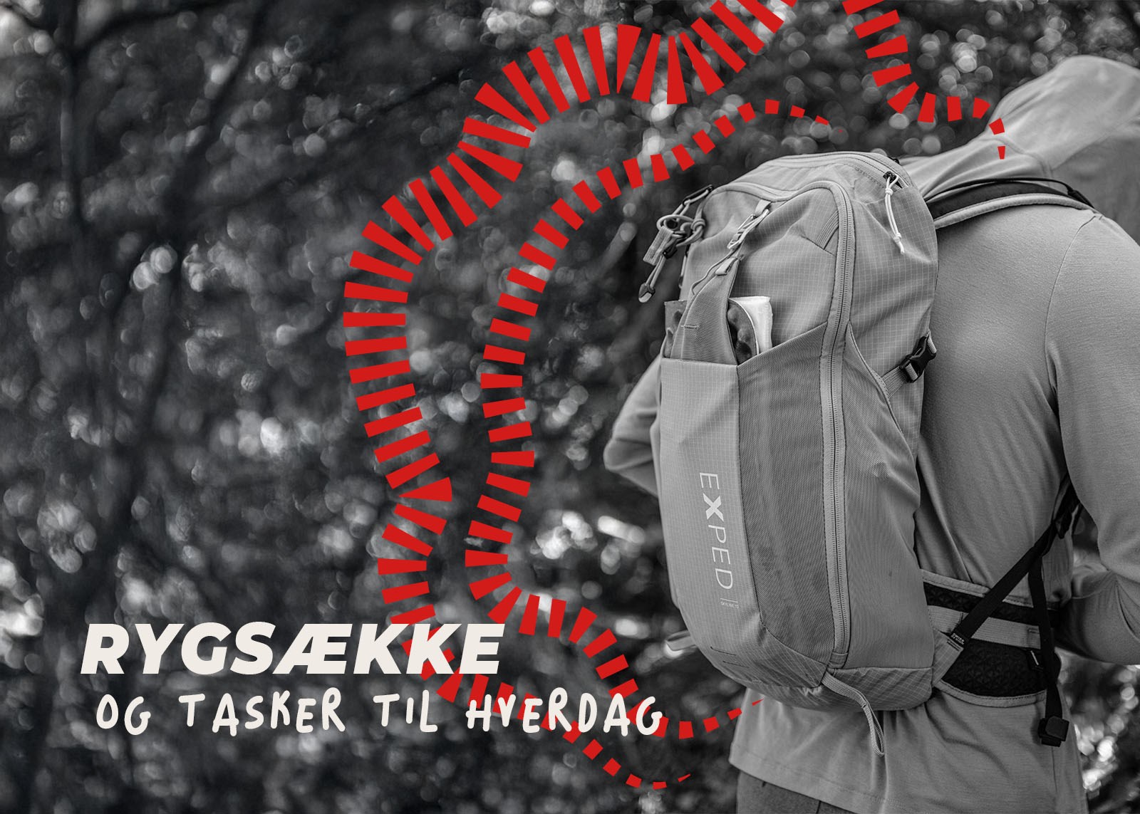 Mand med rygsæk i det fri