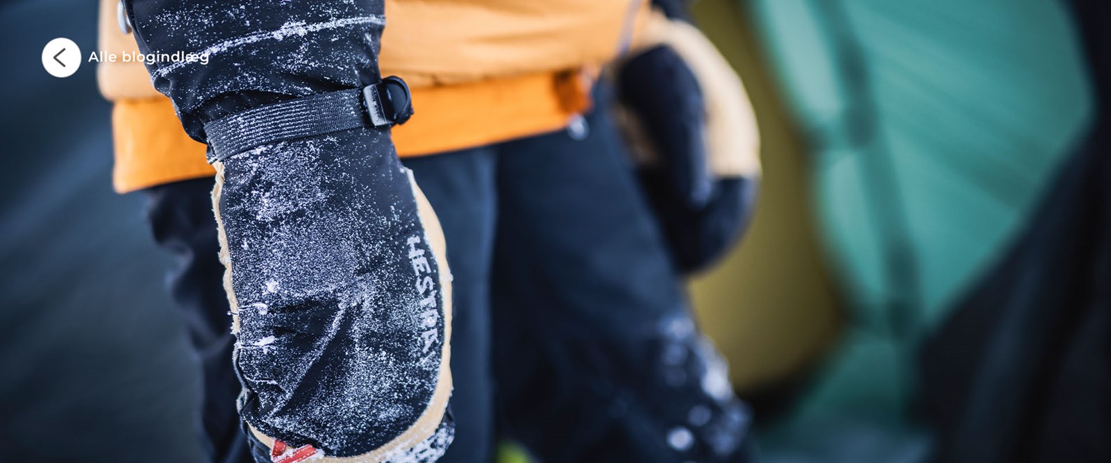 Mand i gul jakke og med handsker på