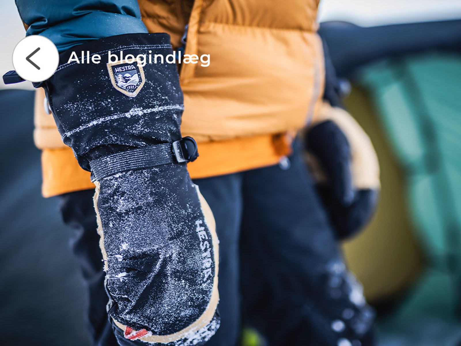 Mand i gul jakke og med handsker på