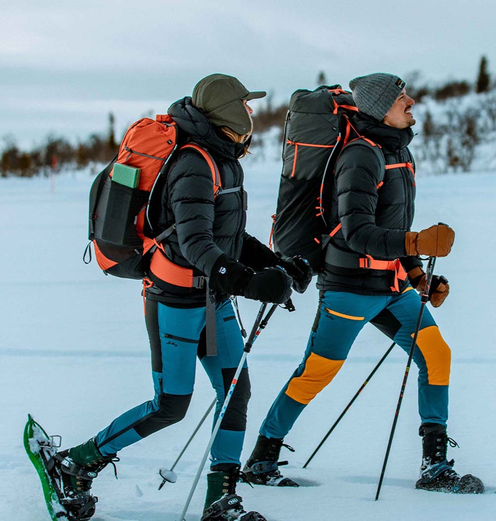 To mennesker i dunjakker der vandre i snesko.
