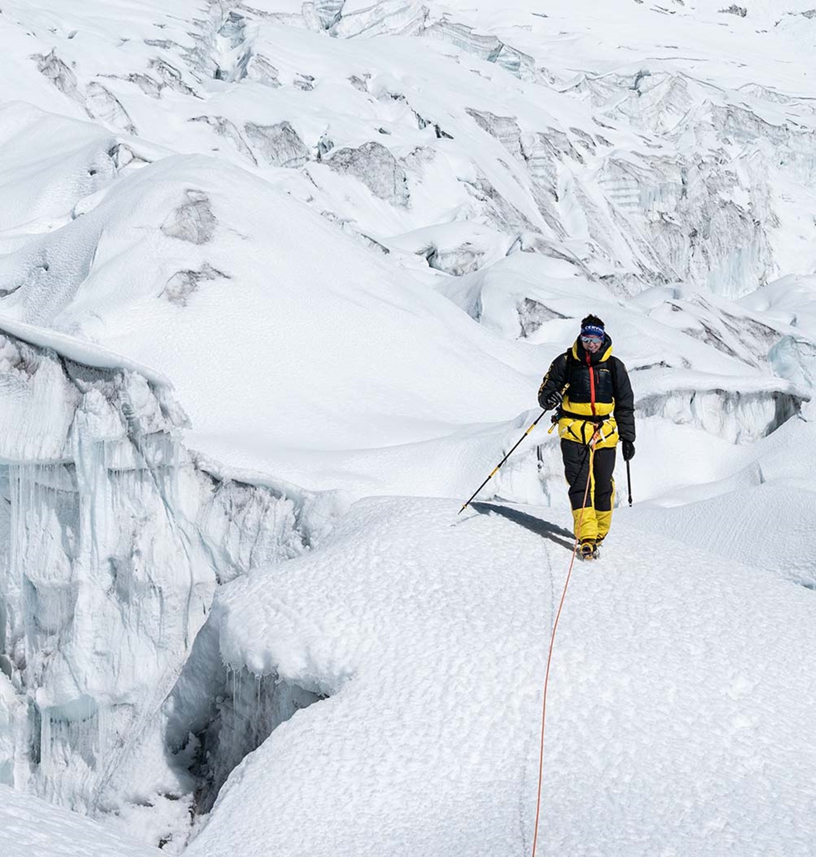 Person der krydser en gletcher iført La sportivas Olympus ekspeditions dunsæt.