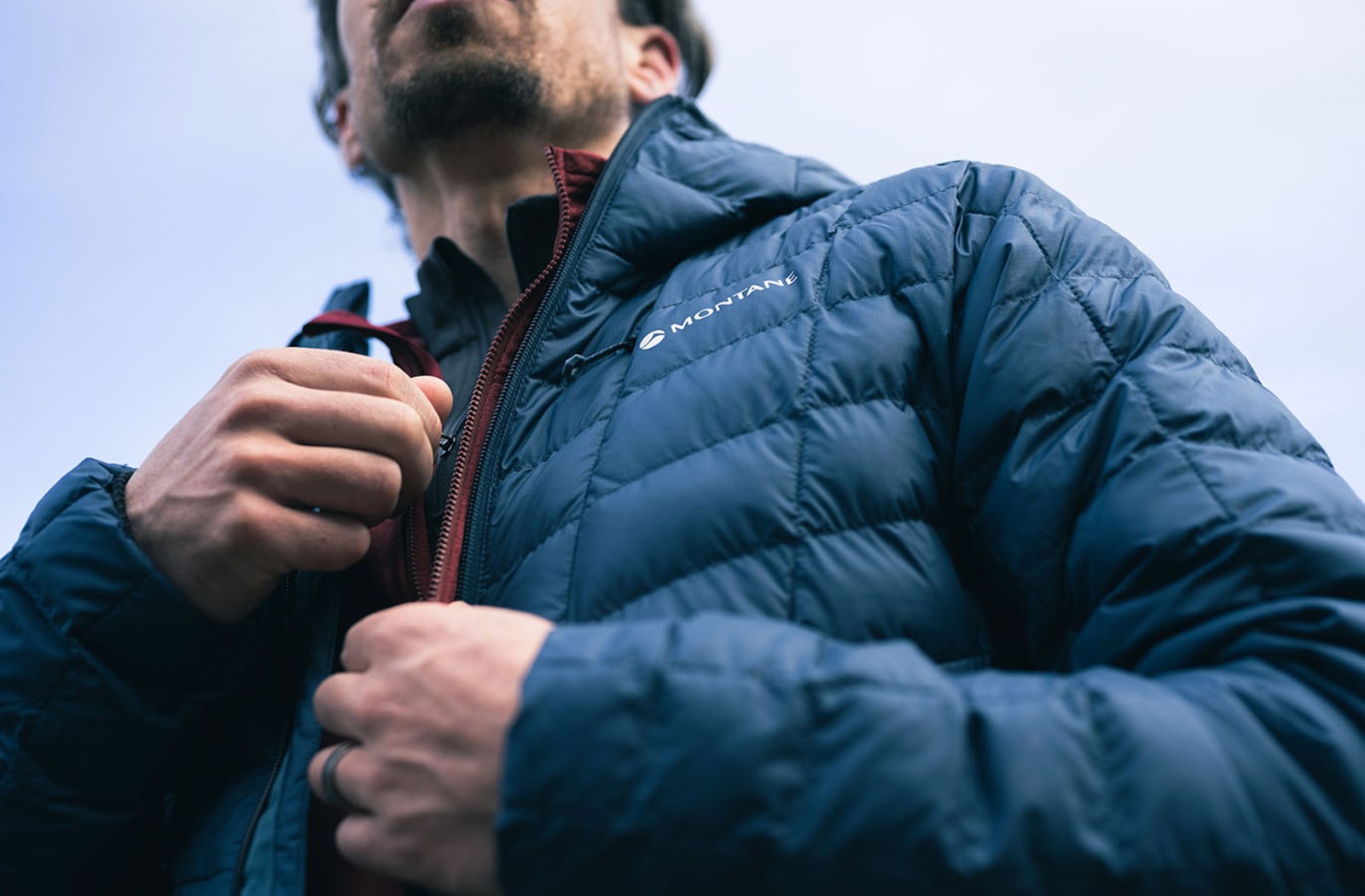 Person, der lyner sin dunjakke op.
