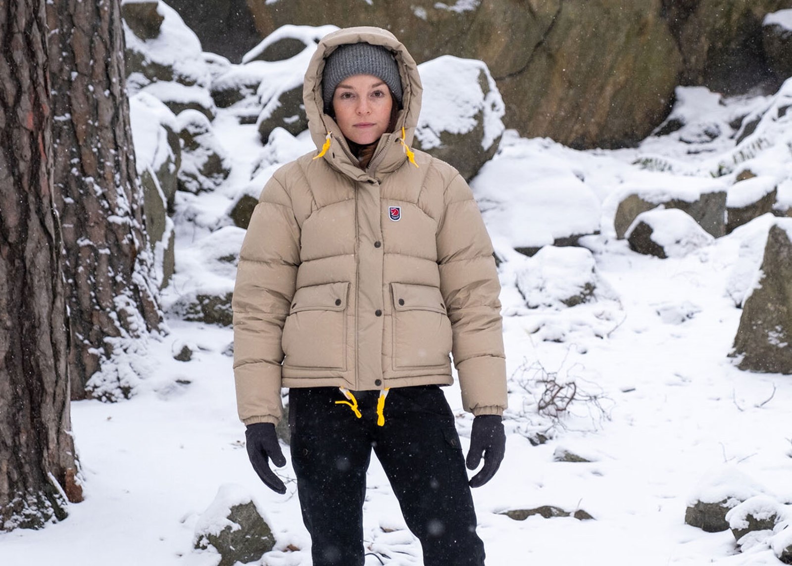 Kvinde med en Ekspedition dunjakke fra Fjällräven på.