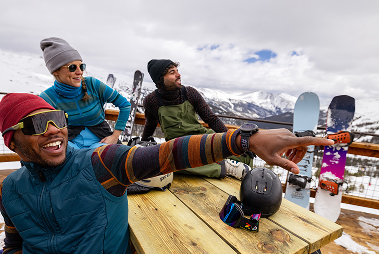 Unge mennesker hygger på toppen af pisten