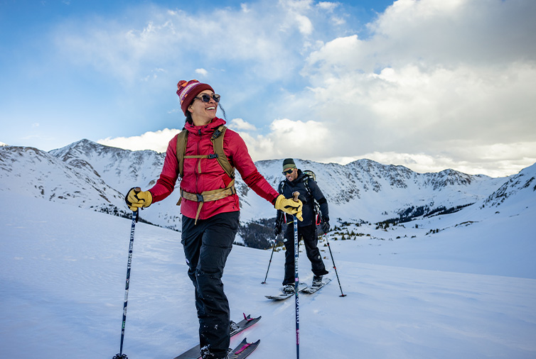 Kvinde står på ski