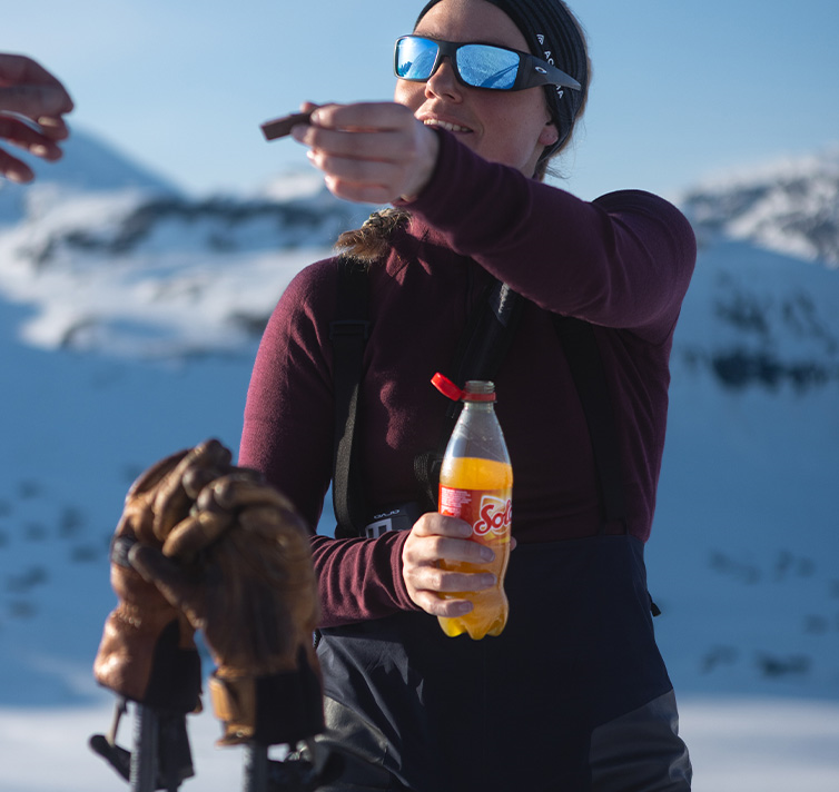 Kvinder deler ud af snack på skibakke