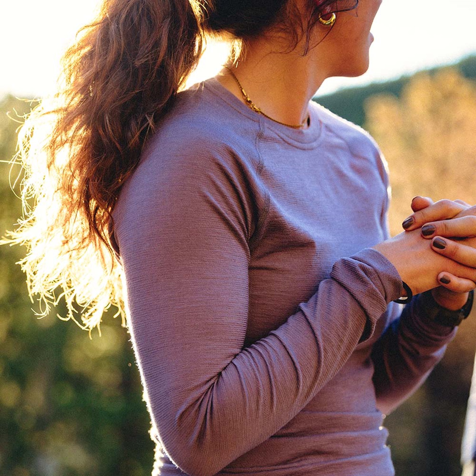 Kvinde iført Smartwool baselayer.