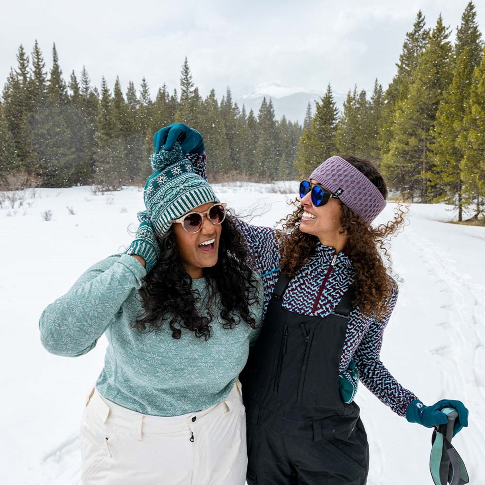 To kvinder på tur iført Smartwool tøj og huer.