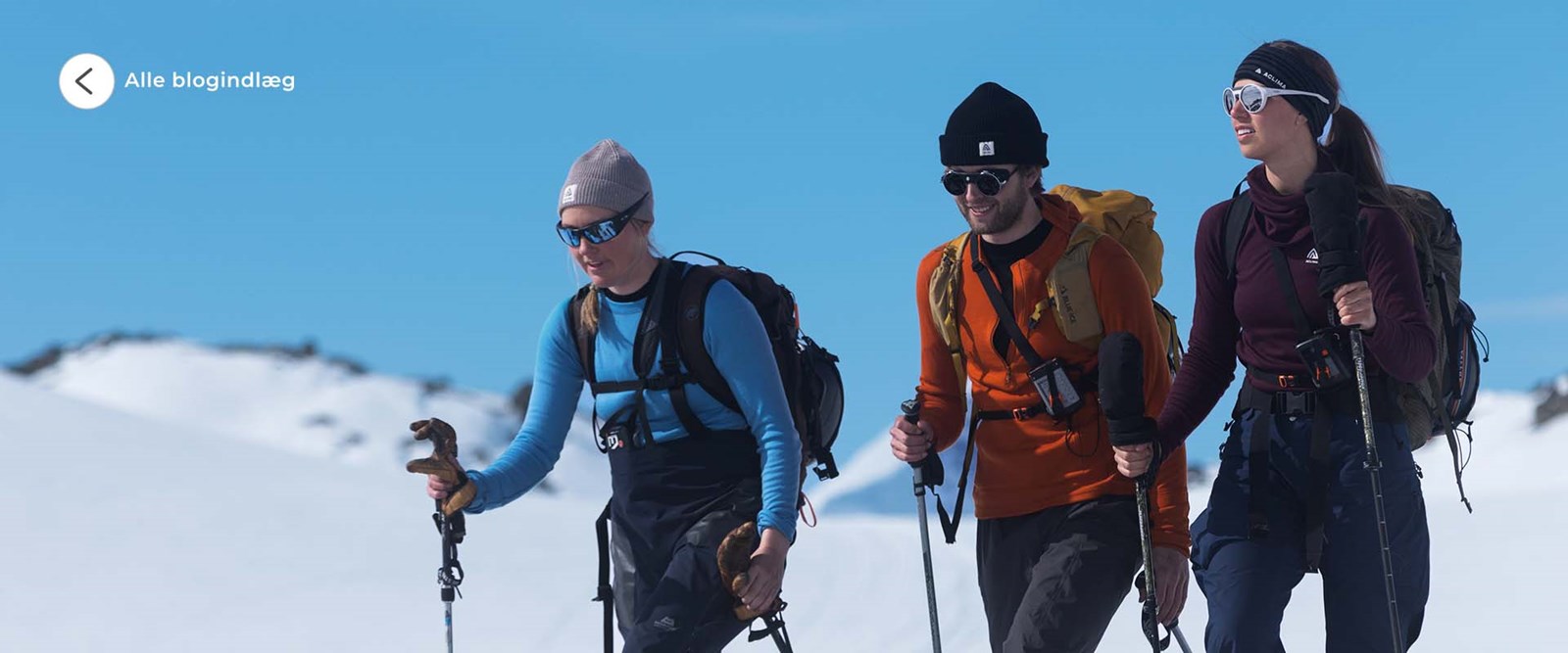 En man i Aclima beklædning, der er ved at starte et bål.