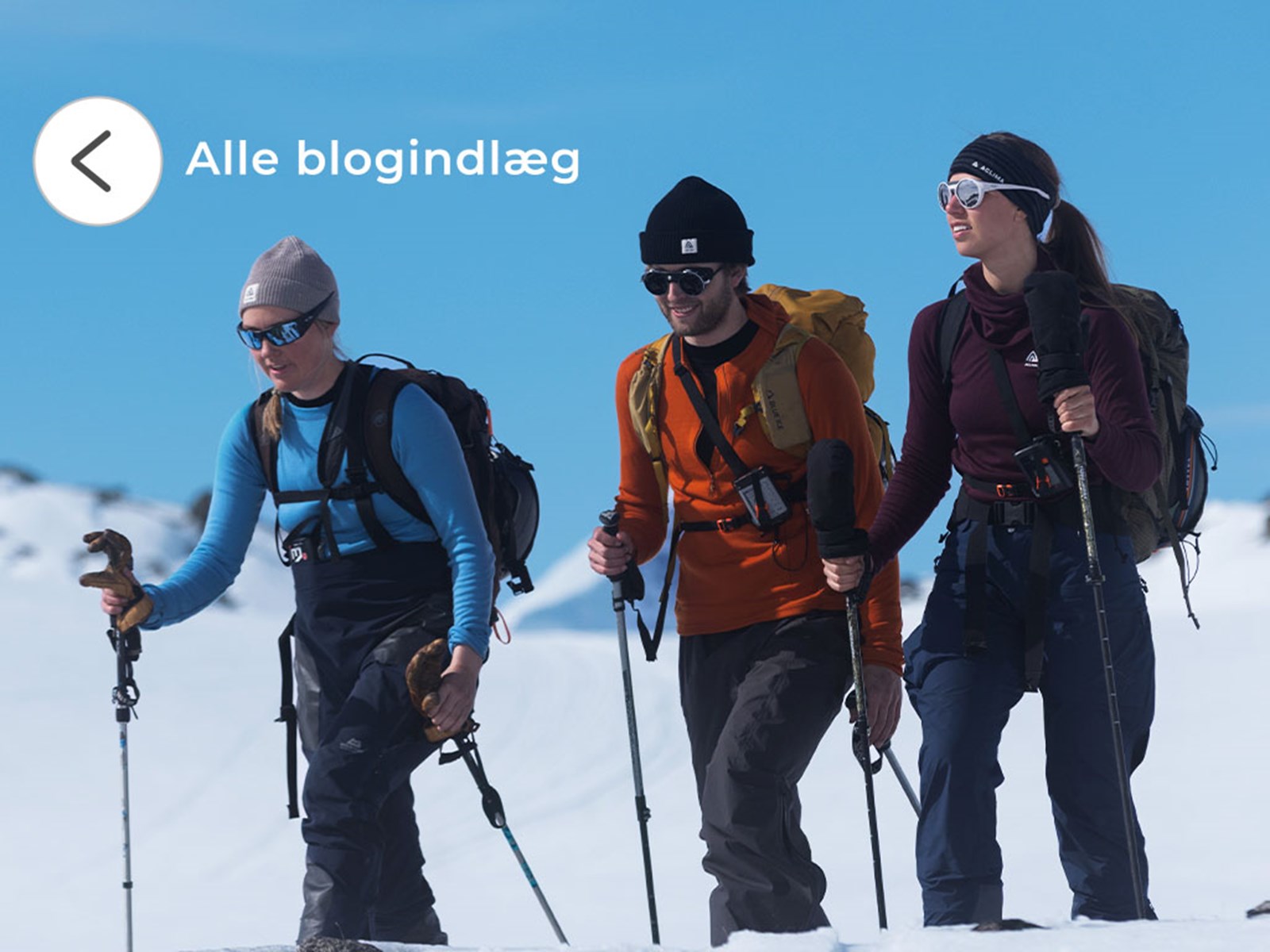 En man i Aclima beklædning, der er ved at starte et bål.