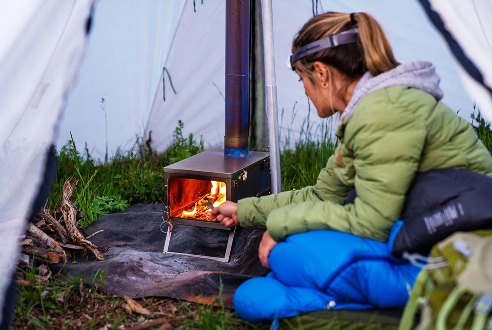 Kvinde der holder gang i en teltovn inde i et telt.