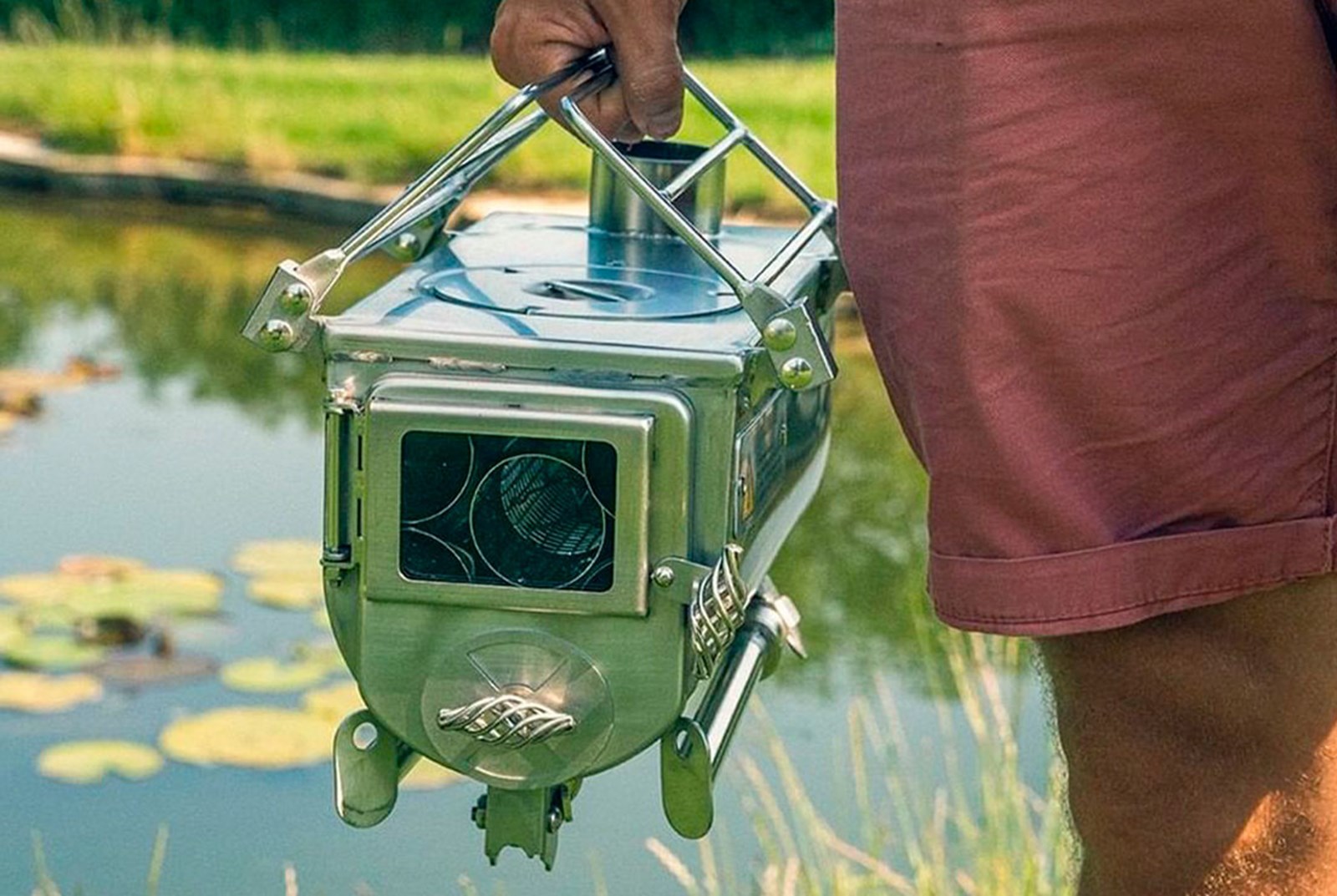 En kompakt foldbar teltovn, der er let at transportere.