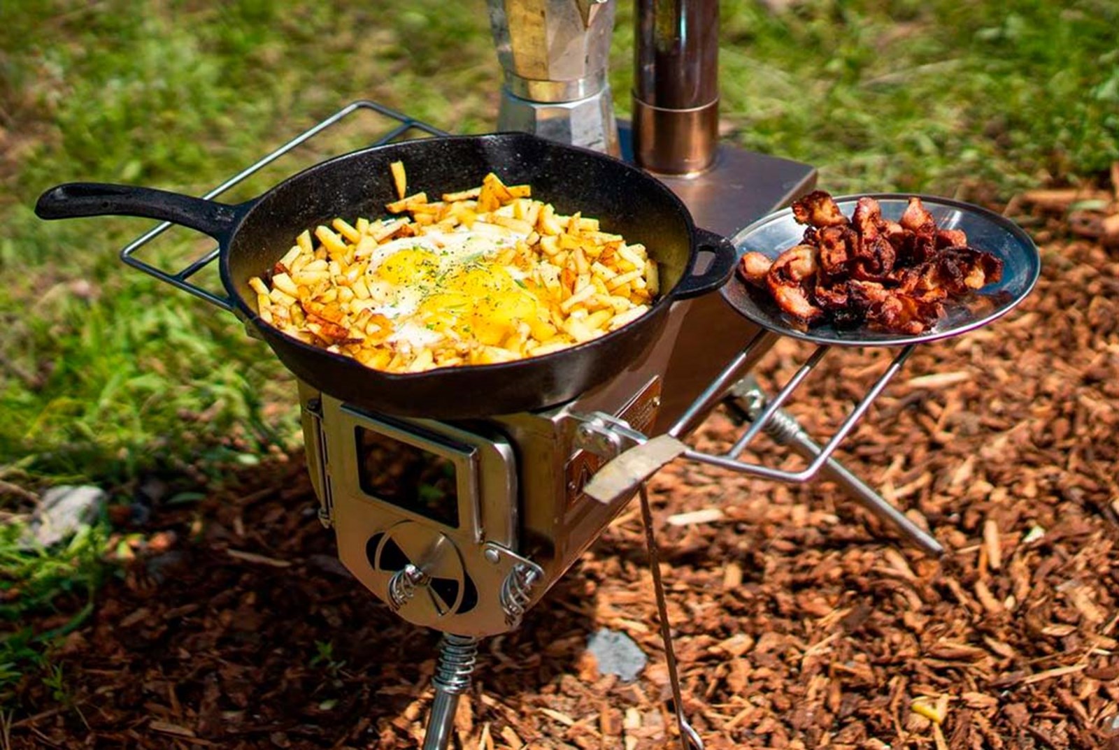 Madlavning på en teltovn.