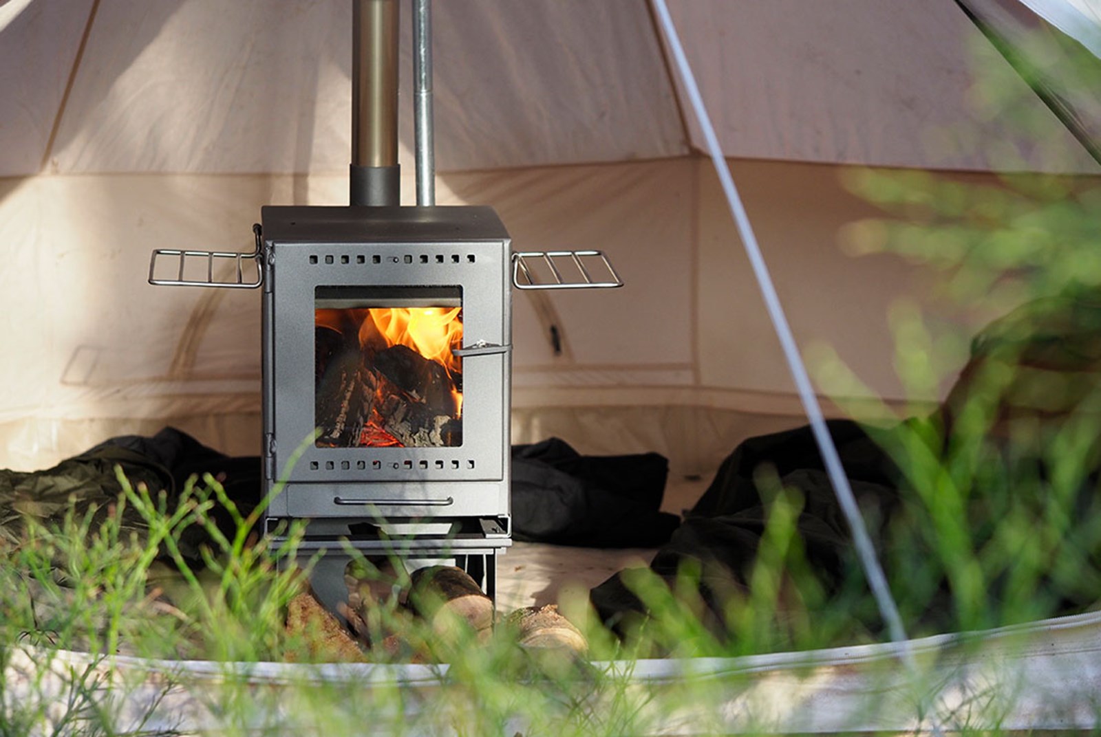 En stor teltovn i midten af et telt.