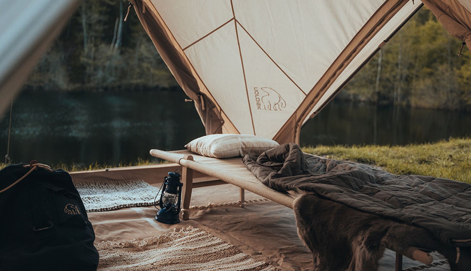 En feltseng i et bomuldstelt fra Nordisk.