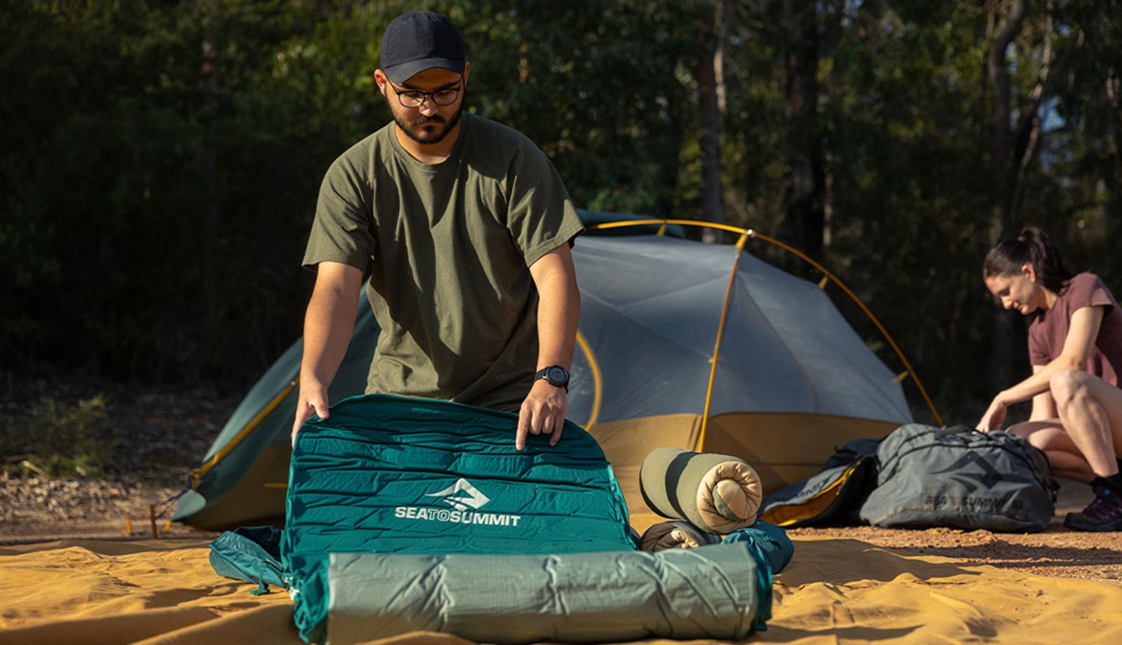Mand ruller sit Sea to Summit liggeunderlag ud.