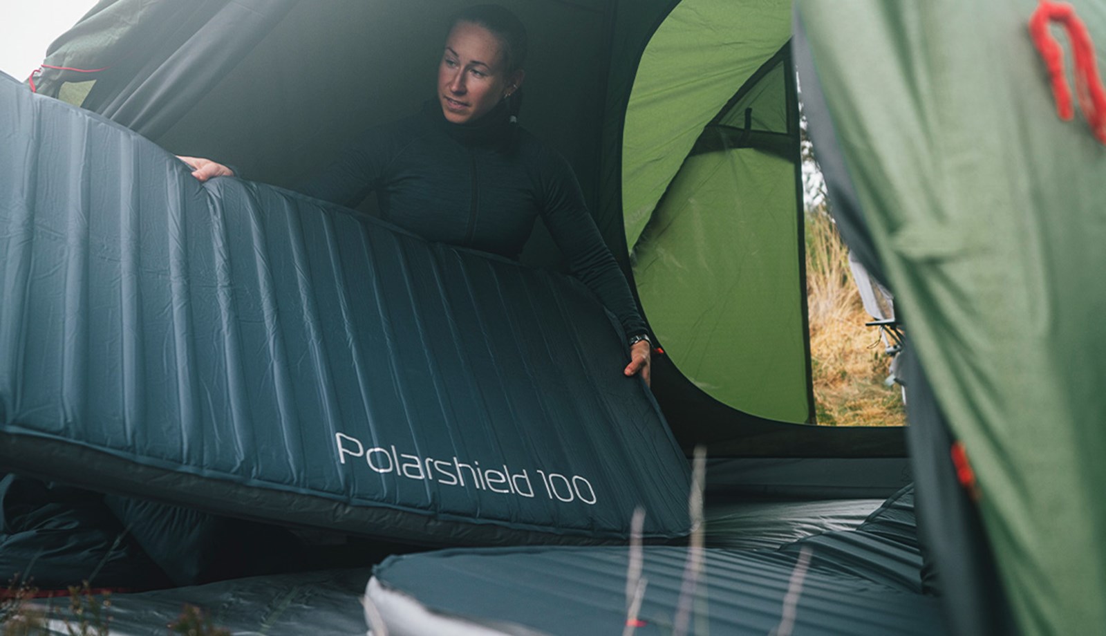 Kvinde indretter sit telt med liggeunderlag fra Robens.